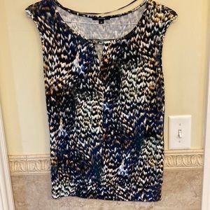 Printed shell w keyhole at neckline. Medium